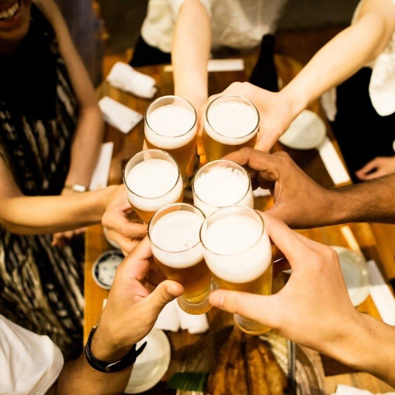 Nutricionistas indicam bebidas saudáveis contra a ressaca por excesso de álcool no fim de ano