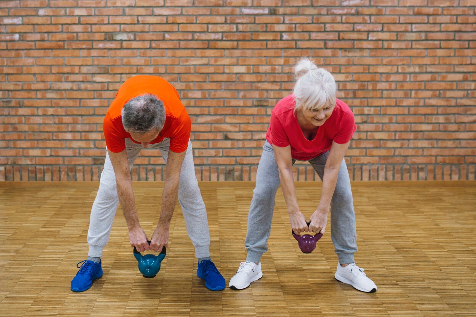 idosos praticando atividade física.