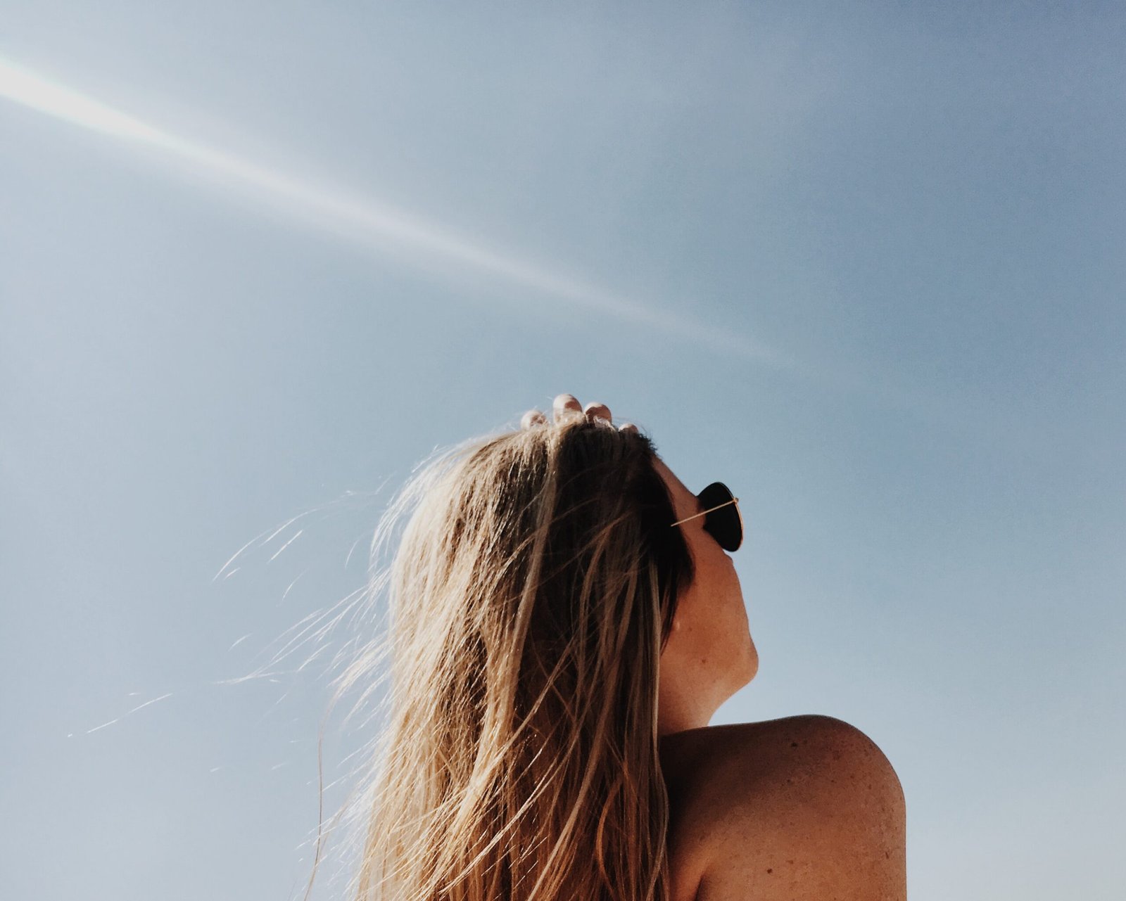 Os benefícios da exposição ao sol e os cuidados necessários para evitar problemas de pele