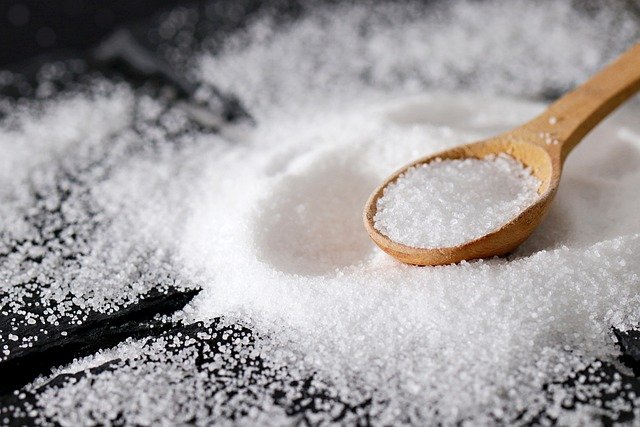 Os perigos do consumo excessivo de sal e como evitar esse hábito