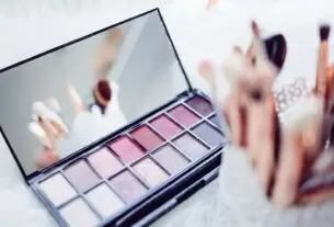 selective focus photography of eyeshadow palette